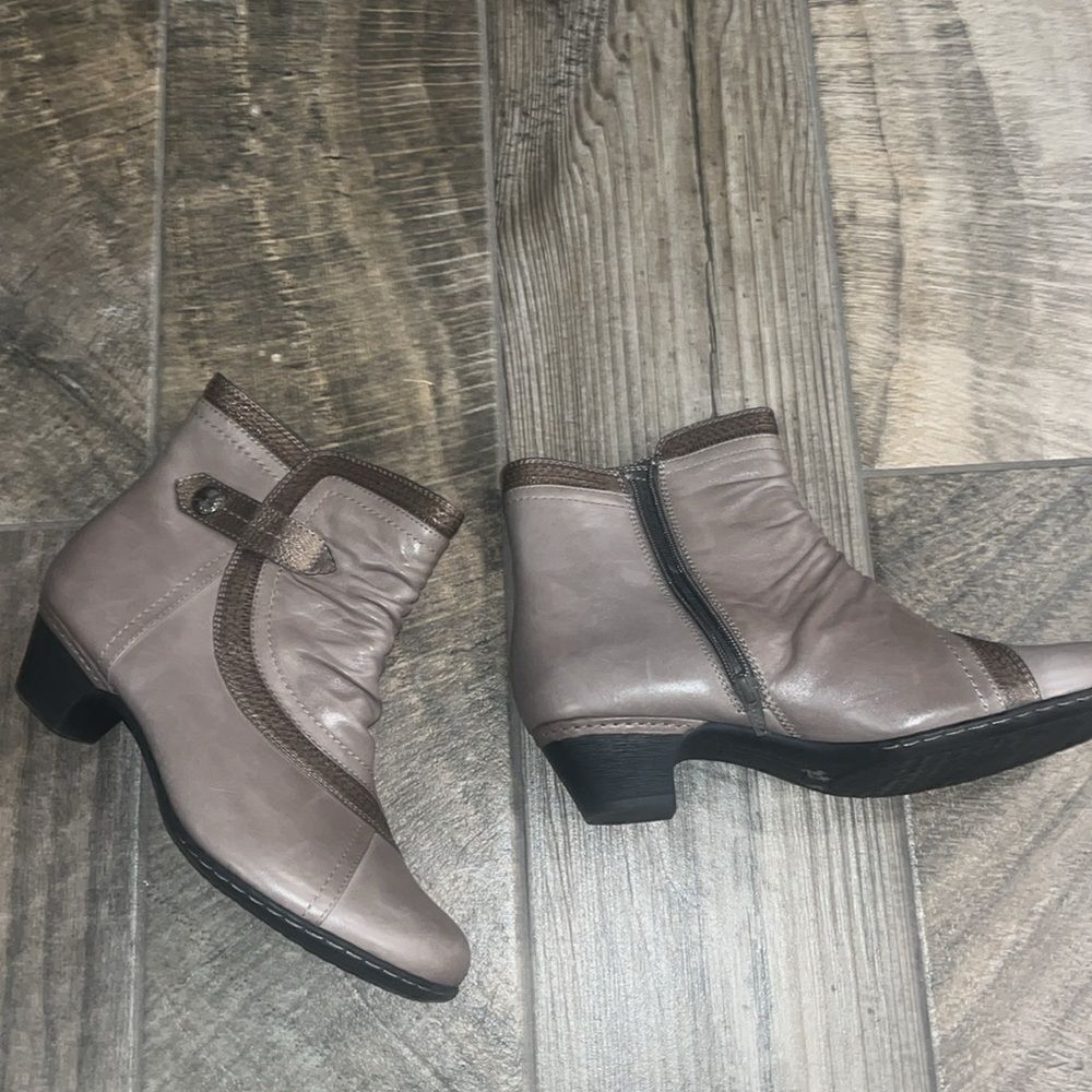 Rockport taupe & brown two tone leather boots 2” heel